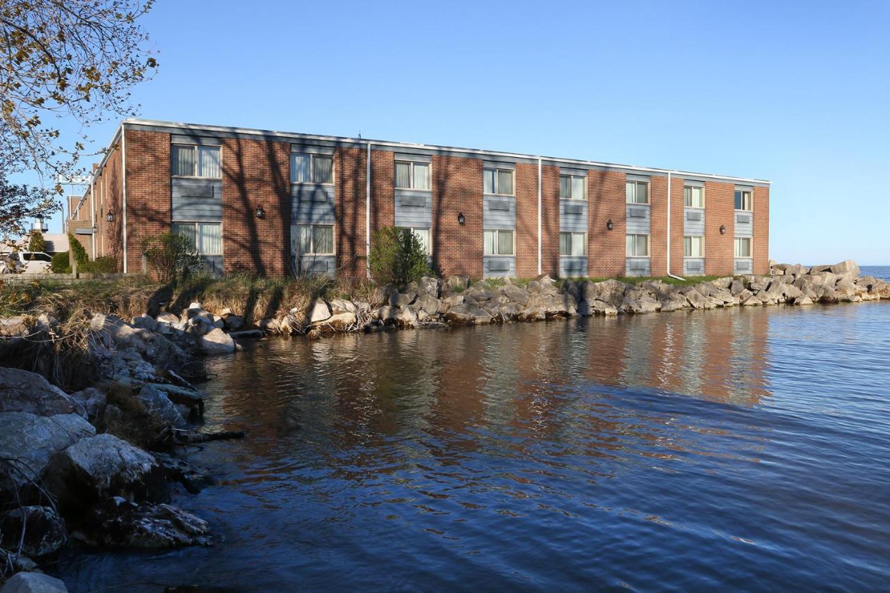 Lighthouse Inn - Two Rivers Exterior photo